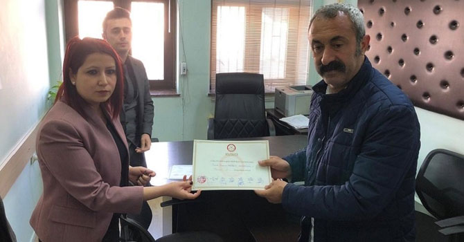 'Komünist Başkan' Maçoğlu mazbatasını aldı