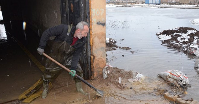 Yüksekova'da evler su altında kaldı!