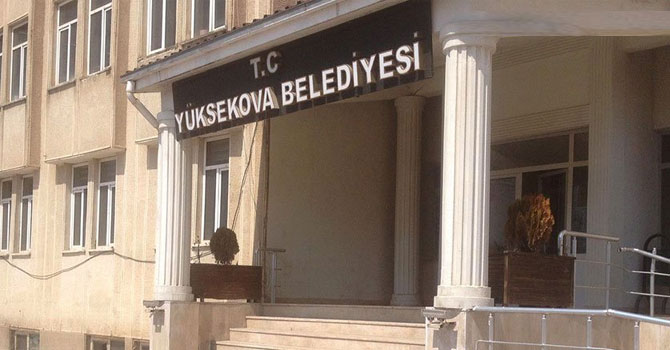 Yüksekova Belediyesi'nin önündeki barikatlar kaldırıldı