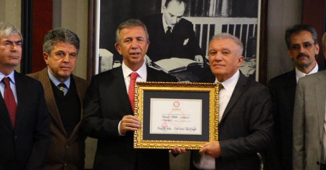 Mansur Yavaş mazbatasını aldı