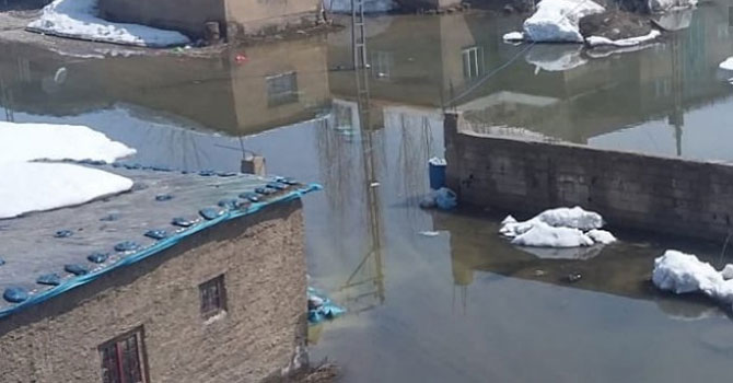 Yüksekova'da birçok evi su bastı
