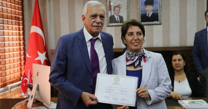 Ahmet Türk mazbatasını aldı