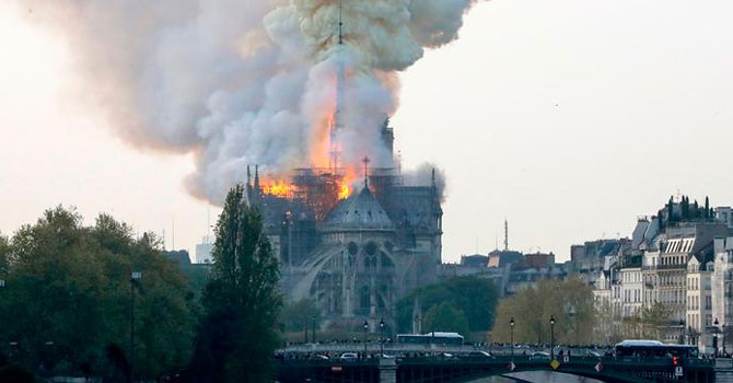 Fransa'da 856 yıllık Notre Dame Katedrali yandı!