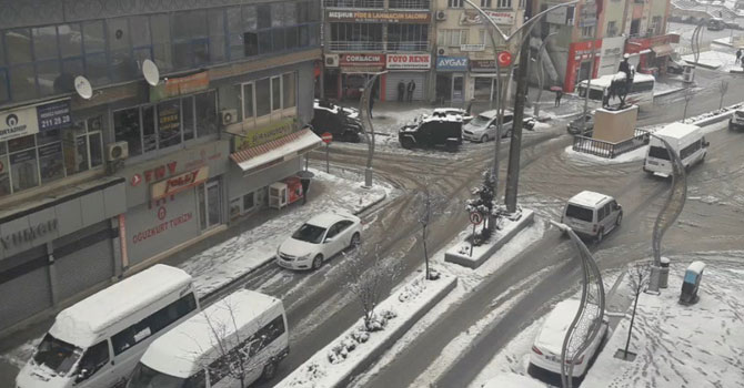 Baharı bekleyen Hakkari'de kar sürprizi!