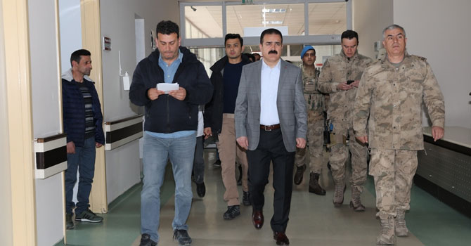 Vali hastanede yaralı askerleri ziyaret etti!