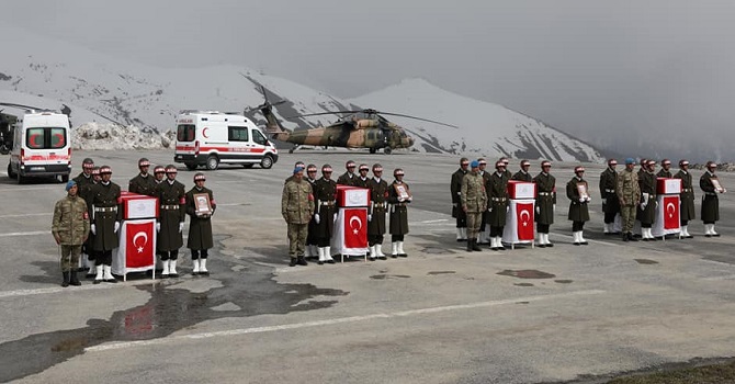 Hakkari'de şehit askerler için tören düzenlendi