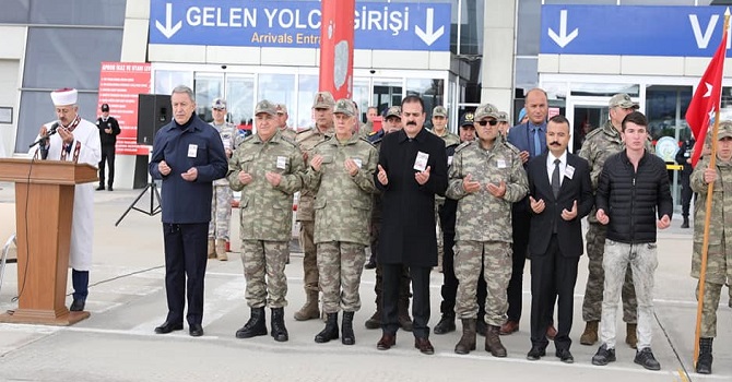 Savunma Bakanı Akar Yüksekova'da