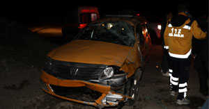 Yüksekova - Hakkari yolunda Kaza: Vali Akbıyık kaza yapan vatandaşlar ile ilgilendi