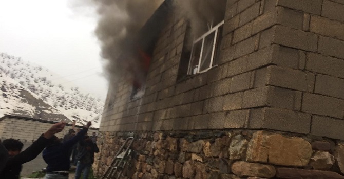 Çukurca'da Yıldırım isabet eden evde yangın çıktı