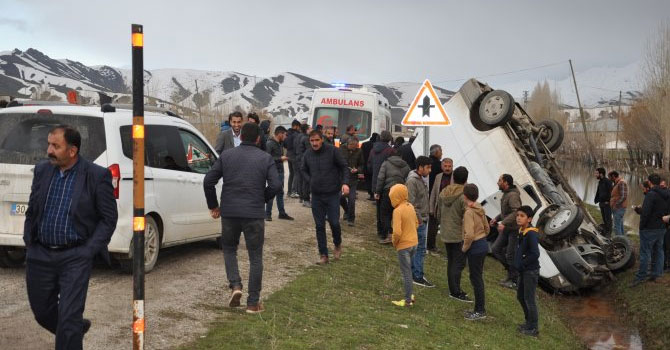 Yüksekova'da minibüs takla attı: 2 yaralı