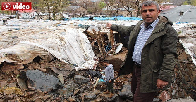 Hakkari'de dev kaya parçaları 5 evin üzerine düştü: 3 yaralı