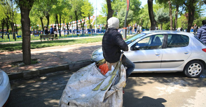 Kağıt toplayıcısı çocuk 23 Nisan'ı böyle izledi