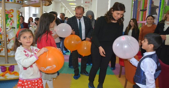 Eşbaşkanlar çocuk oyun merkezini ziyaret etti
