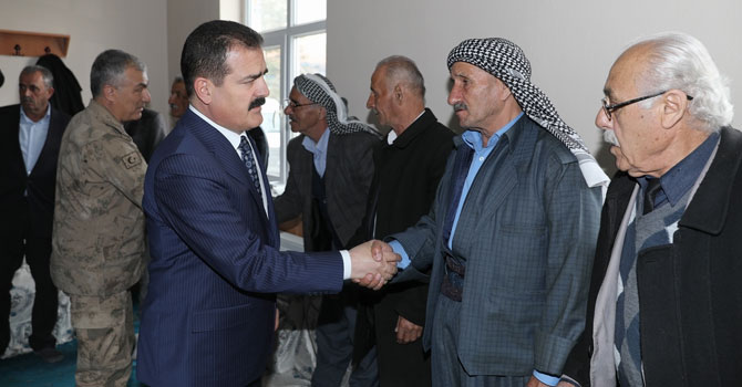 Vali Akbıyık, Çetin ve Tarhan ailelerinin taziyesinde