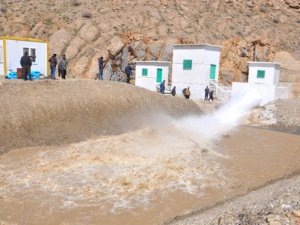 Su seviyesi yükselen Dilimli Barajının kapakları açıldı