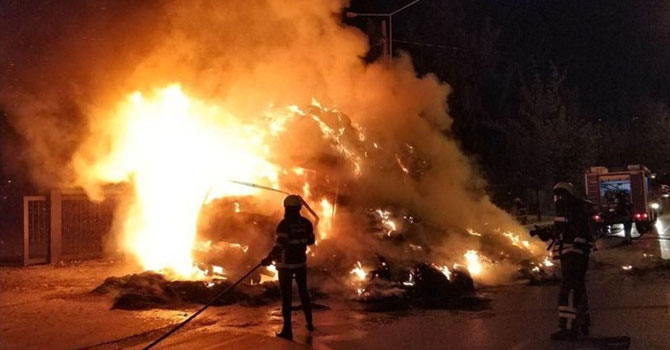 Samsun'da saman yüklü kamyon alev alev yandı