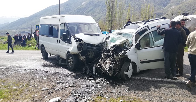 Hakkari'de İki Araç Çarpıştı: 3'ü Ağır, 5 Yaralı