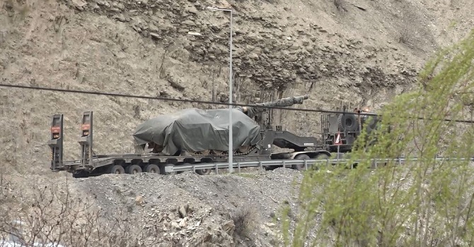Hakkari'de Fırtına Obüsü ve Tank Sevkiyatı