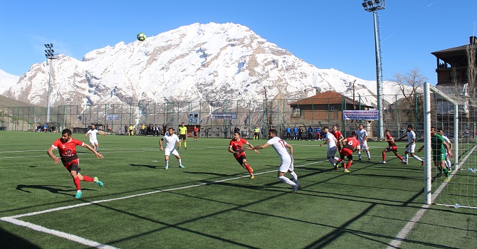 Hakkari Gençlik ve Sportif Faaliyetler kulübü kendi evinde Yüksekova Belediyespor'a yenildi