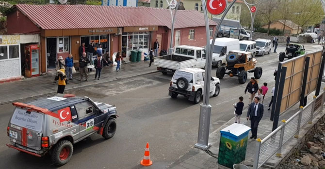 Off-road araçları gösteri için Çukurca'da! VİDEO