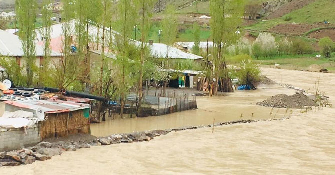 Hakkari'de yağış: Evler su altında kaldı!