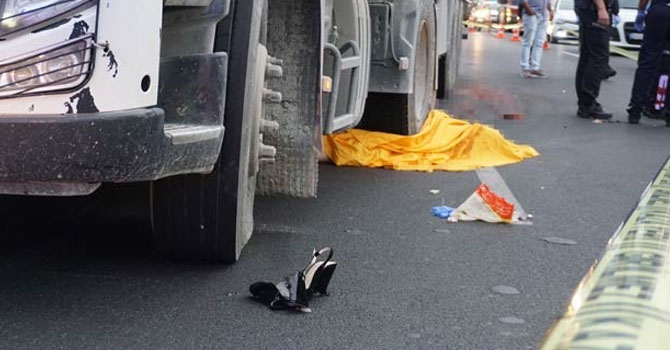 Kulağında kulaklıkla karşıya geçmek isterken canından oldu