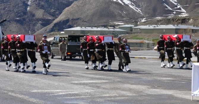 Hakkari'de şehit askerler için tören düzenlendi