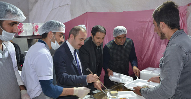 Valilik ve Kızılay Hakkari'de iftar çadırı kurdu