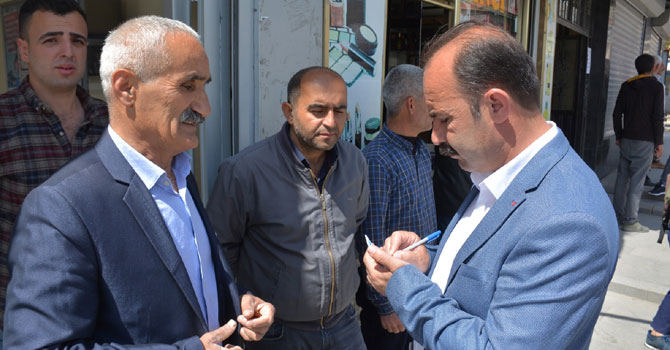 Eşbaşkan Karaman, vatandaşı dinleyip sorunları not alıyor