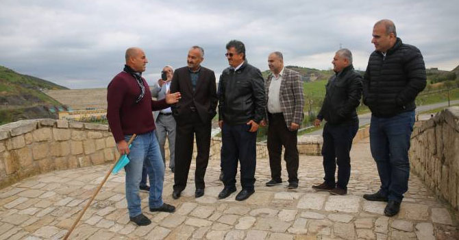 Malabadi Köprüsü’nü türkü eşliğinde 4 dilde anlatıyor