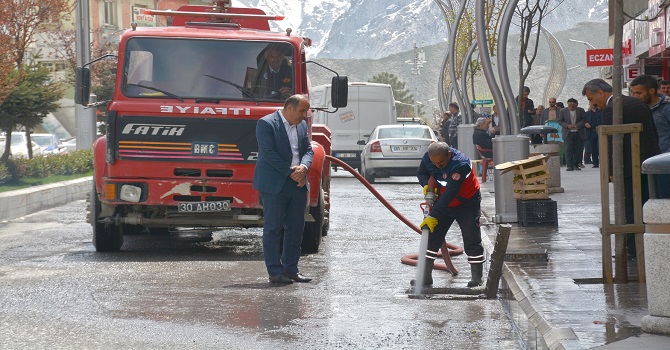 Hakkari’de yağmur suyu mazgalları temizlendi