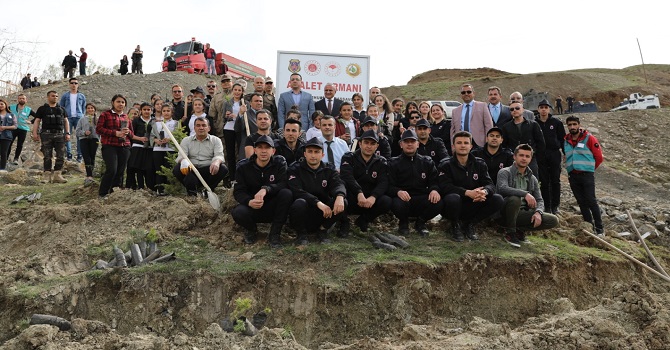 Hakkari'de hükümlüler okul bahçesine bin fidan dikti