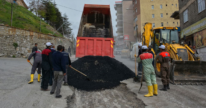 Hakkari'de asfalt çalışmaları sürüyor