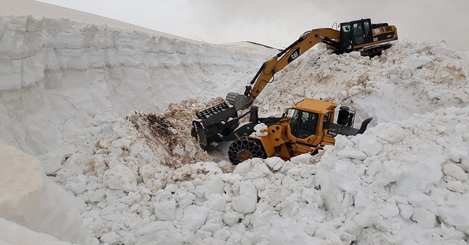 Hakkari'de Özel idare ekiplerin zorlu çalışması (8 METRE)