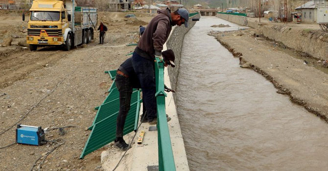 Yüksekova’da dere ıslahına tekrar başlandı