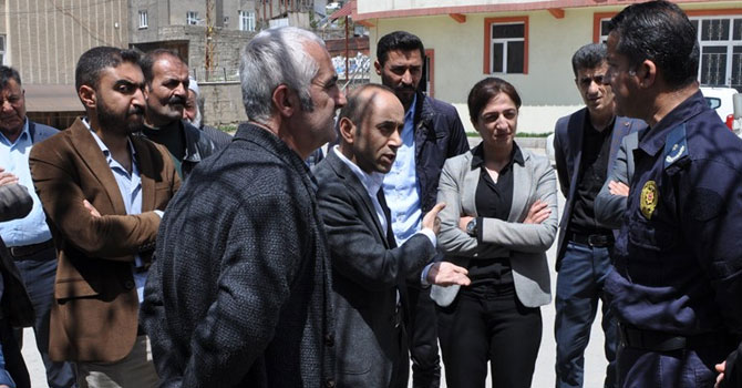 Yüksekova Belediyesi girişine tekrar polis yerleştirildi