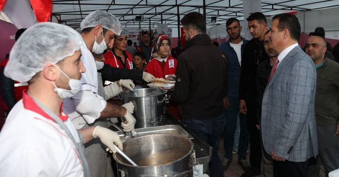 Vali İdris Akbıyık iftar çadırını ziyaret etti