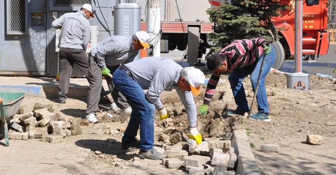 Yüksekova Belediyesi orta refüjde onarım çalışması başlattı