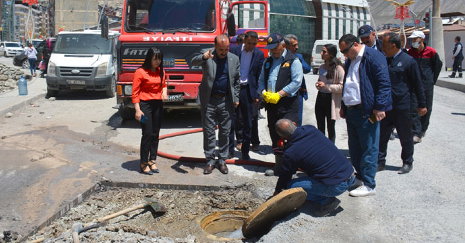 Hakkari Belediyesi yağmur suyu hattı ve mazgal çalışması başlattı