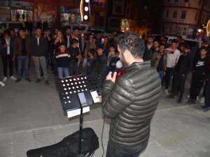 Hakkarili mahalli sanHakkarili mahalli sanatçılardan mini konser!atçılar dar gelirli aileler için söyledi