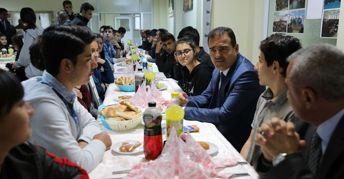 Hakkari Valisi İdris Akbıyık öğrencilerle iftarda buluştu