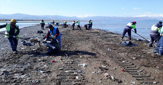 Van Gölü sahilinde 10 ton çöp toplandı