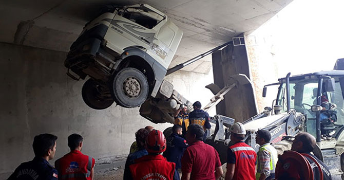 Kamyonun damperini açık unutan sürücü ölümden döndü