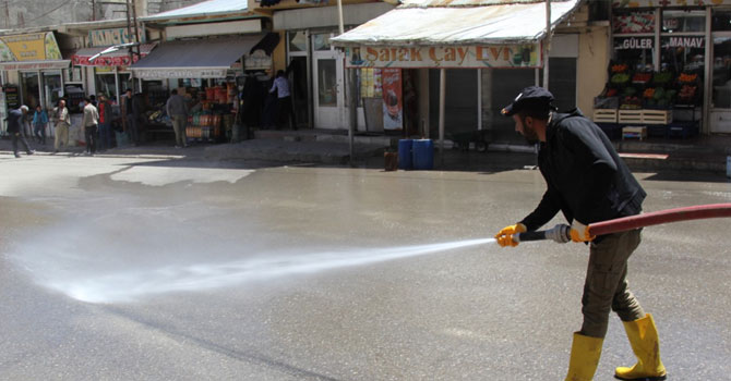 Başkale’de çarşı merkezi yıkandı