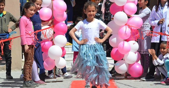 Yüksekovalı öğrenciler atıklardan kostüm yapıp giydiler