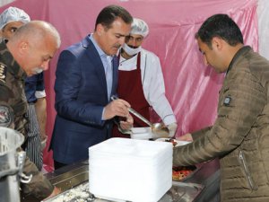 Vali İdris Akbıyık vatandaşlarla iftar açtı