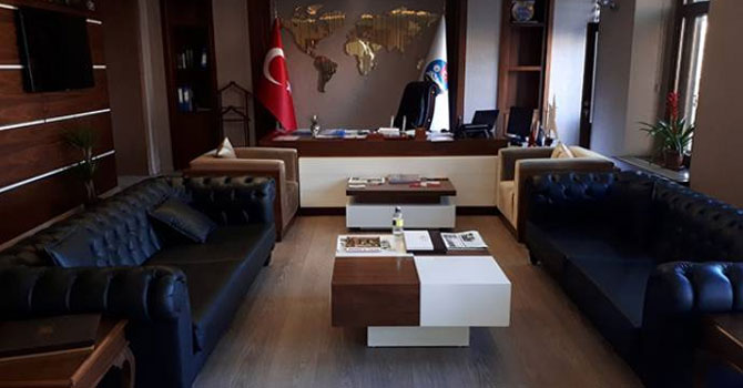 Kars Belediyesi’ne haciz üzerine haciz: Eşbaşkanların koltuklarına el konuldu