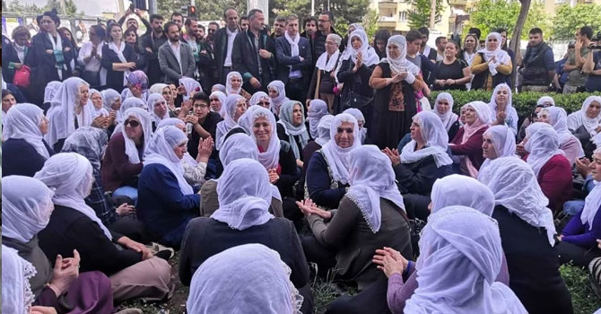 Barış anneleri eylemlerini Meclisten HDP’ye taşıdı