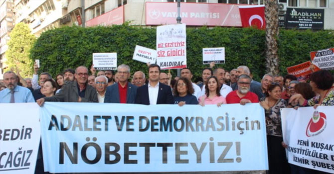 İzmir'de Demokrasi Nöbeti Sürüyor