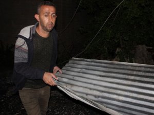 Hakkari’de rüzgar bir binanın çatısını uçurdu